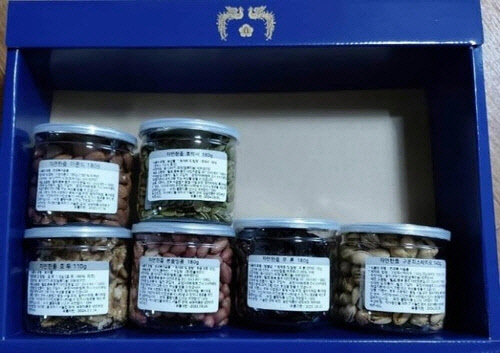 윤석열 대통령 이름으로 나간 연말 선물 [사진 윤준병 의원 페이스북]